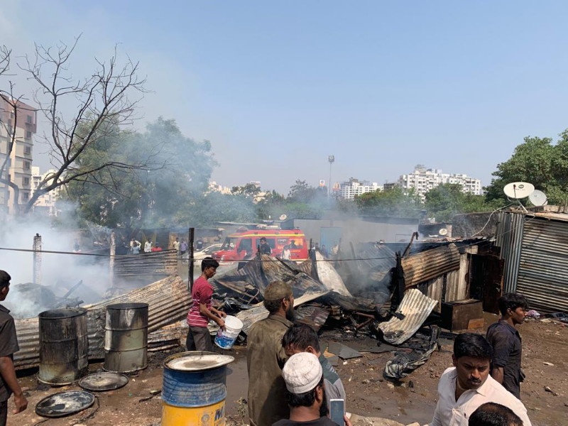Fire near Katraj's D-Mart: Three houses burnt | कात्रजच्या डी-मार्ट जवळ आग : तीन झोपड्या जळून खाक 