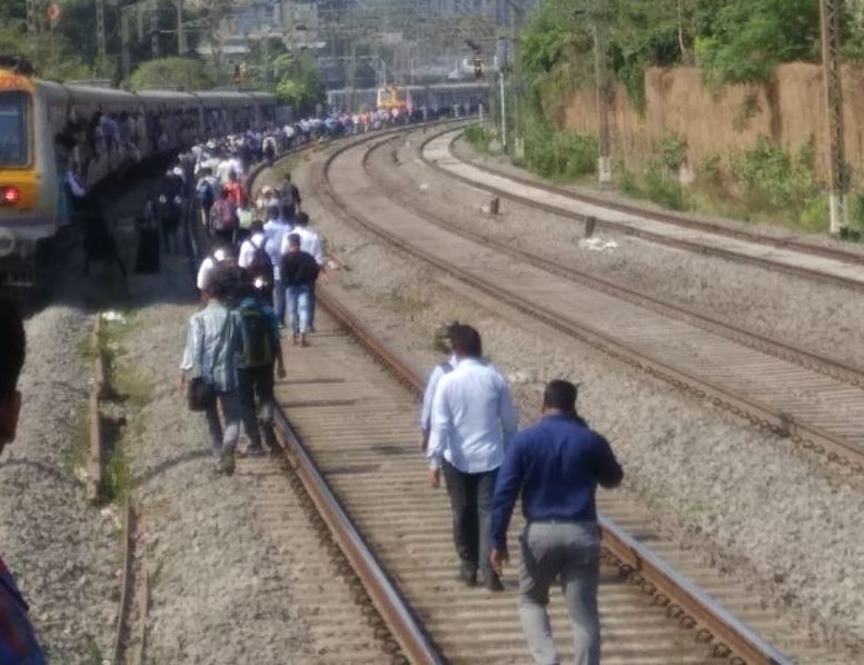 Technical failure on Central Railway; Trains to Matunga-Parel stopped | मध्य रेल्वेवर तांत्रिक बिघाड; माटुंगा-परळदरम्यान ट्रेन खोळंबल्या