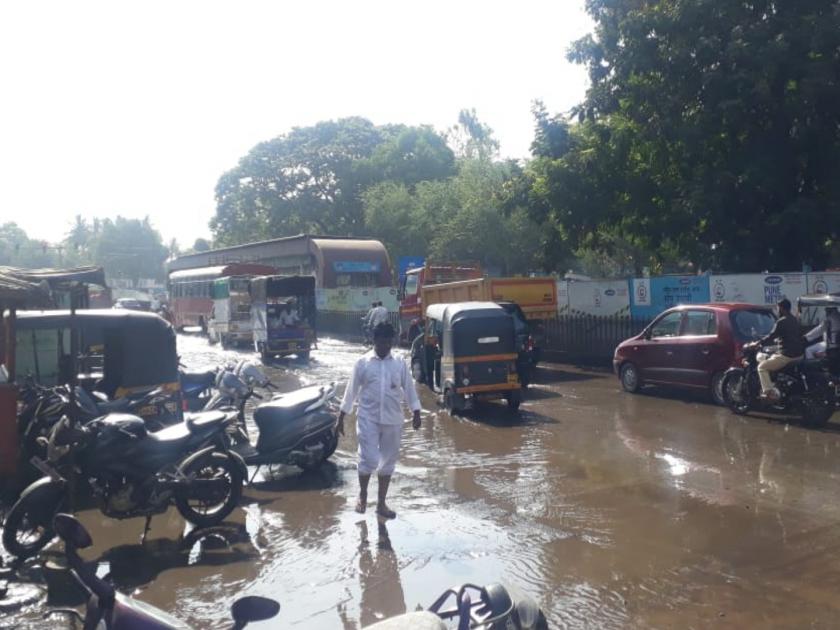 Sewage flood at yerawda ; Traffic obstacles | येरवड्यात सांडपाण्याचा पूर ; वाहतूकीला अडथळा