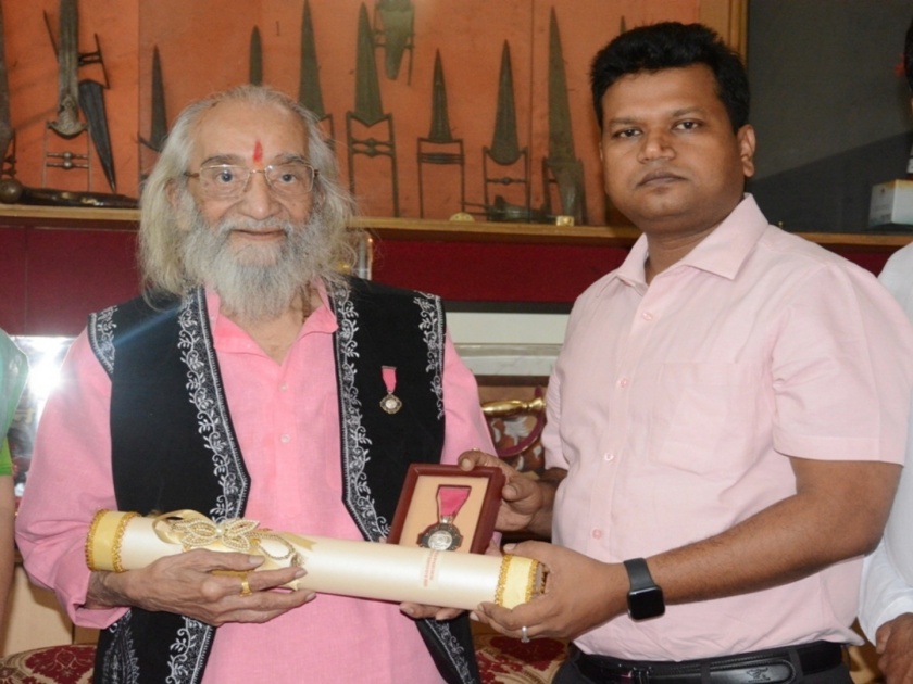 The Padma Vibhushan award was presented to Babasaheb Purandare by district collector Naval Kishore Ram | बाबासाहेब पुरंदरे यांना जिल्‍हाधिकारी नवल किशाेर राम यांच्‍या हस्ते पद्मविभूषण पुरस्‍कार प्रदान