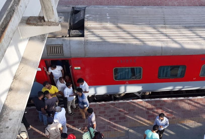 Kamyayani Express AC stopped working; passengers stop train for one hour | एसी बंद असल्याने प्रवासी संतप्त; कामायनी एक्सप्रेस तासभर रोखली
