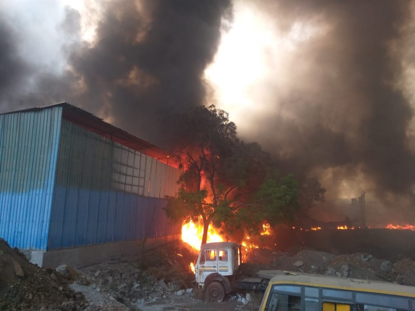 Heavy fires of scrap warehouse in Shil Diaghar; 30 to 35 godowns lost | शीळ डायघरमधील भंगार गोदामाला भीषण आग; 30 ते 35 गोदामे खाक