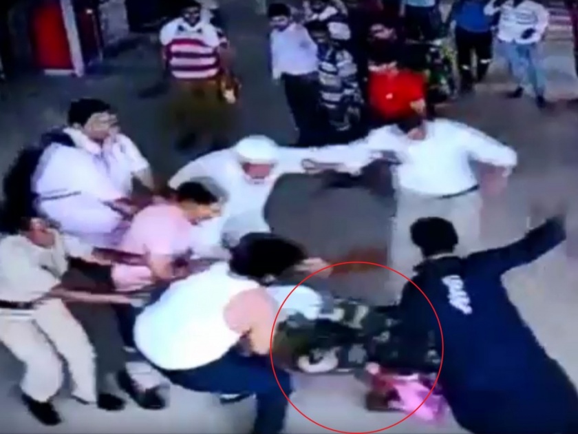 MSF jawan brutelly manhandled due to barging with a bike brawl | Video : दुचाकी लावण्याच्या वादातून जवानास मारहाण