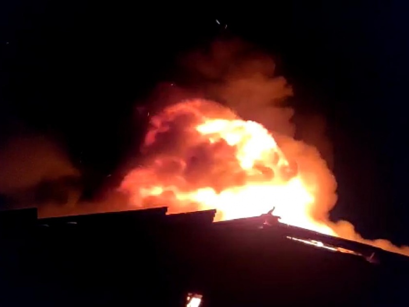 A heavy fire in the bifined lorry factory at Bhiwandi | भिवंडीत यंत्रमाग कारखान्याला भीषण आग