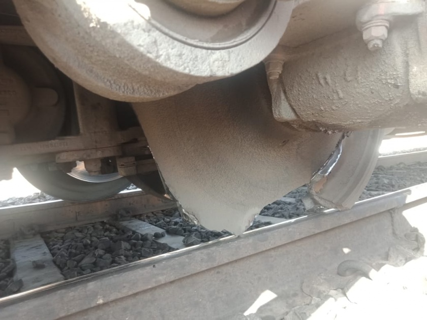 Two coaches of the Holiday Express derailed at Nandgaon station; Traffic stopped coming to Mumbai | Video : हॉलिडे एक्स्प्रेसचे घसरलेले डबे हटविले; वाहतूक ठप्प झाल्याने एक्स्प्रेस खोळंबल्या