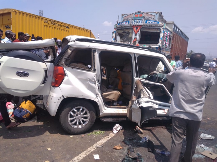 Three killed OF AKOLA in accident on Pune-Bangalore highway | पुणे-बंगळूर महामार्गावर अपघातात पाच ठार