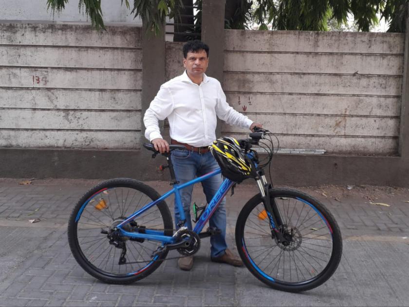world cycle day: he stand for election to promote importance of bicycle | world cycle day : सायकलचं महत्त्व लाेकांपर्यंत पाेहचविण्यासाठी ते राहिले निवडणुकीला उभे