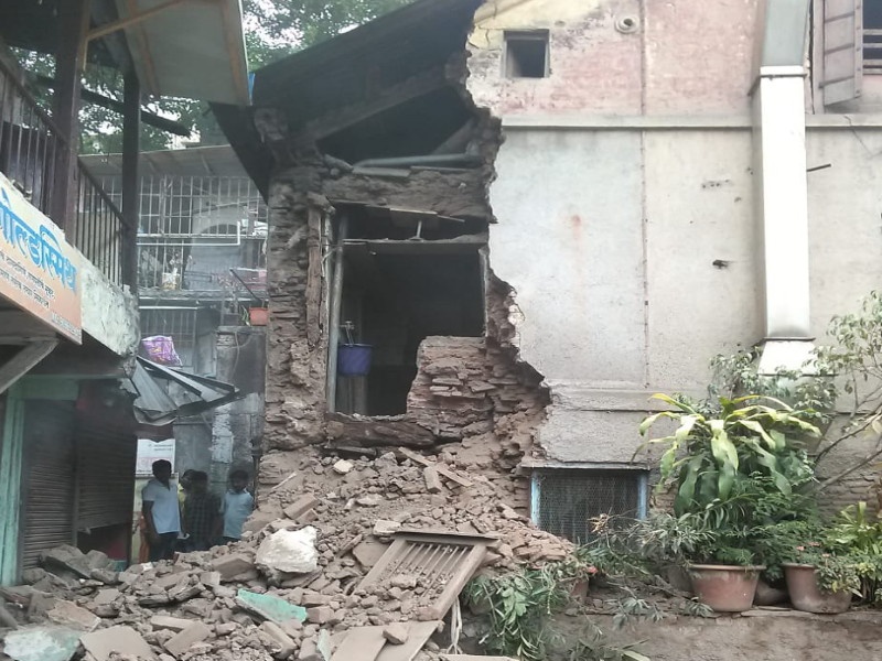 The 100-year old wall of house stracture collapsed in Ravivar Peth | रविवार पेठेतील १०० वर्ष जुन्या वाड्याची भिंत कोसळली