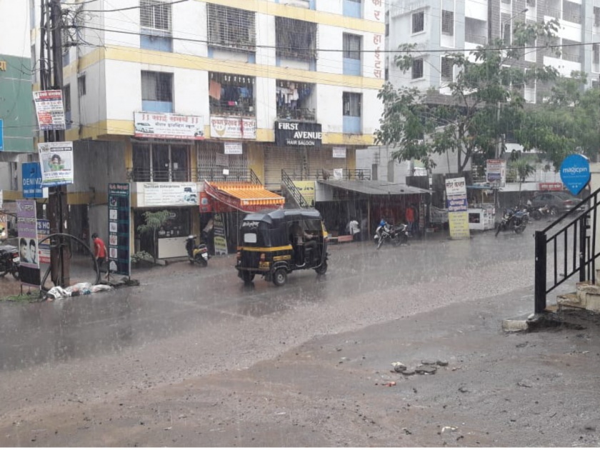 Monsoon rain in the suburbs of Pune city | पुणे शहराच्या उपनगरांमध्ये पावसाच्या जाेरदार सरी