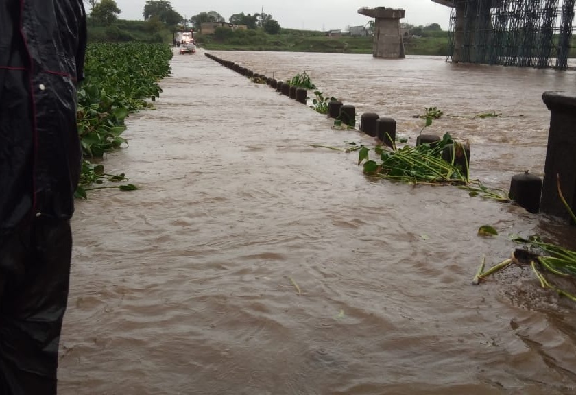 Maharashtra Rain Live Updates : Mumbai Train, Railway, Road traffic disrupted due to rain | Maharashtra Rain Live Updates : कोल्हापुरात मुसळधार पाऊस; राजाराम बंधारा पाण्याखाली