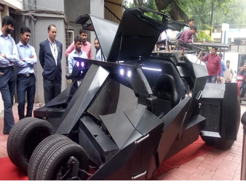 Have you seen the superhero's car actually on the street ? | व्हिडीओ : सुपरहिराेंची कार प्रत्यक्षात रस्त्यावर तुम्ही पाहिलीत का ?
