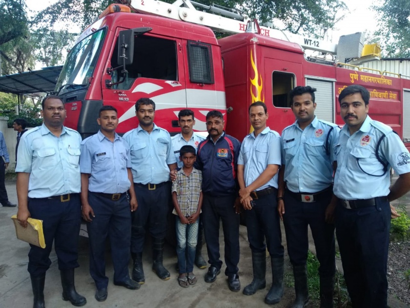 boy cought in lift ; fire brigade rescue him | मित्राला भेटण्यासाठी आलेला अकरा वर्षाचा मुलगा अडकला लिफ्टमध्ये