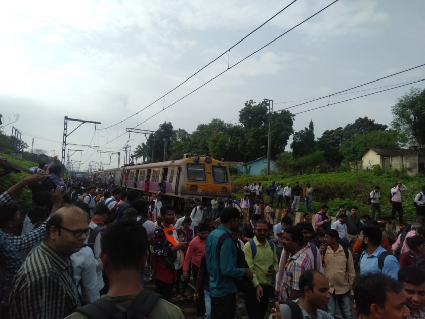 Central rail traffic disrupted; Technical failure during Vitthalwadi station | Mumbai Train Update: मध्य रेल्वेचा दोन तासांपासून खोळंबा; प्रवाशांच्या सोयीसाठी शटल सेवेचा पर्याय