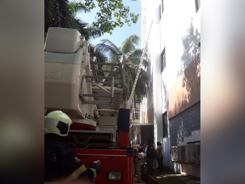 Fire at MNNL building in Bandra; About 100 people likely to get stuck | Video : वांद्रे येथील एमटीएनएलच्या इमारतीला आग; ६० लोकांची सुखरूप सुटका