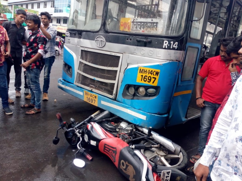 two wheeler rider injured in collision with pmpml | पीएमपी बसच्या धडकेने दुचाकीस्वार जखमी