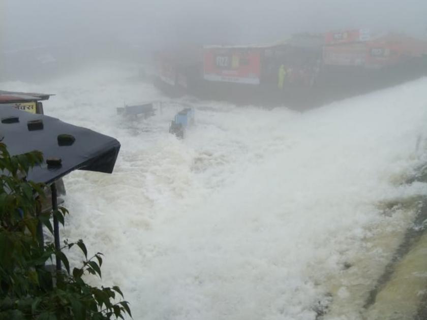 bhushi Dam closed for tourists due to heavy rains | पावसाचा जाेर वाढल्याने भुशी डॅम पर्यटकांसाठी बंद