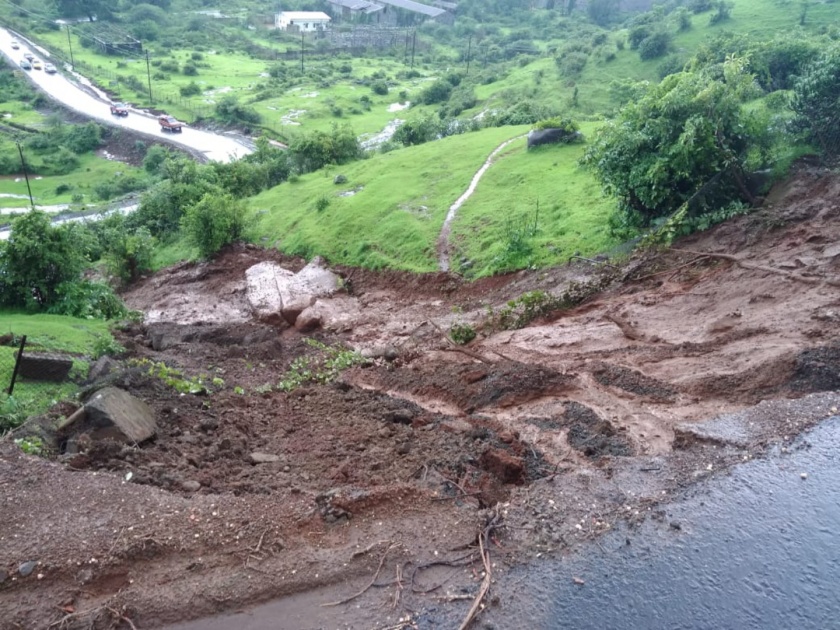 Traffic jamming due to road side collapse near Pavana dam | पवना धरणाजवळील रस्त्याची बाजू ढासळल्याने वाहतुकीस अडथळा