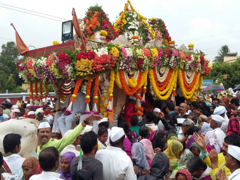 sant tukaram maharaj palkhi arrived in chincholi | संत तुकाराम महाराजांची पालखी चिंचाेलीत दाखल ; दर्शनासाठी मोठी गर्दी 