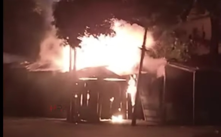 Two shops were set on fire at Tamalatov in Vasai village; The loss of millions | वसई गावातील तामतलाव येथील दोन दुकानांना भीषण आग; लाखोंचे नुकसान