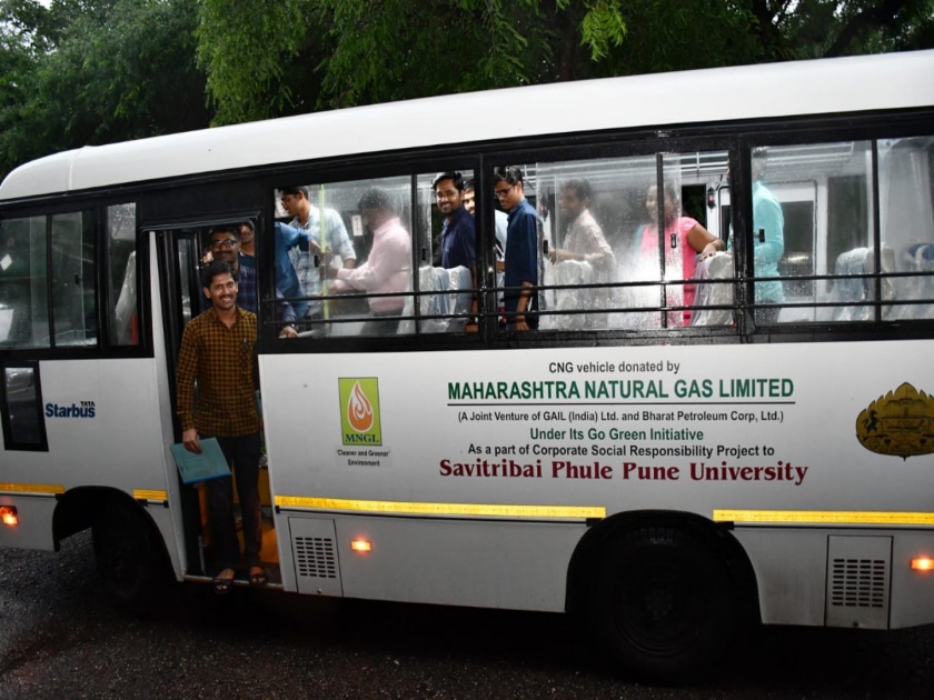 CNG bus service started in savitribai phule pune university | सावित्रीबाई फुले पुणे विद्यापीठात सीएनजी बसेसला सुरुवात