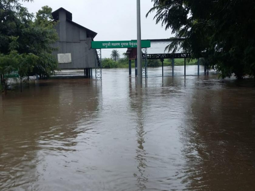 flood to pavana river due to heavy rain | धरणातून पाणी साेडल्याने पवना नदीला पूर ; अनेक गावांचा संपर्क तुटला