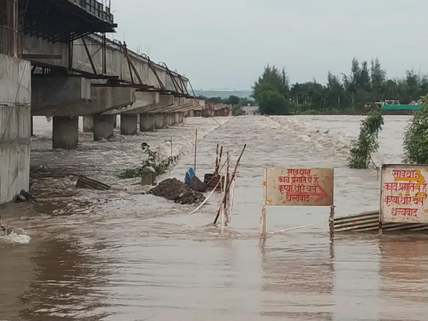 Rainfall in Pune district; Bhima bridge in Nimgaon Khalu under water | पुणे जिल्ह्यात पावसाचं रौद्ररुप; निमगाव खलु येथील भीमेचा पुल पाण्याखाली
