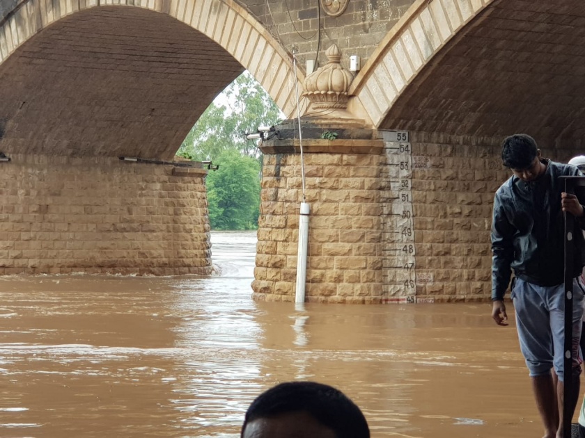 Dangerous floods threaten Sangli | मुसळधार पावसामुळे सांगलीला महापुराचा धोका