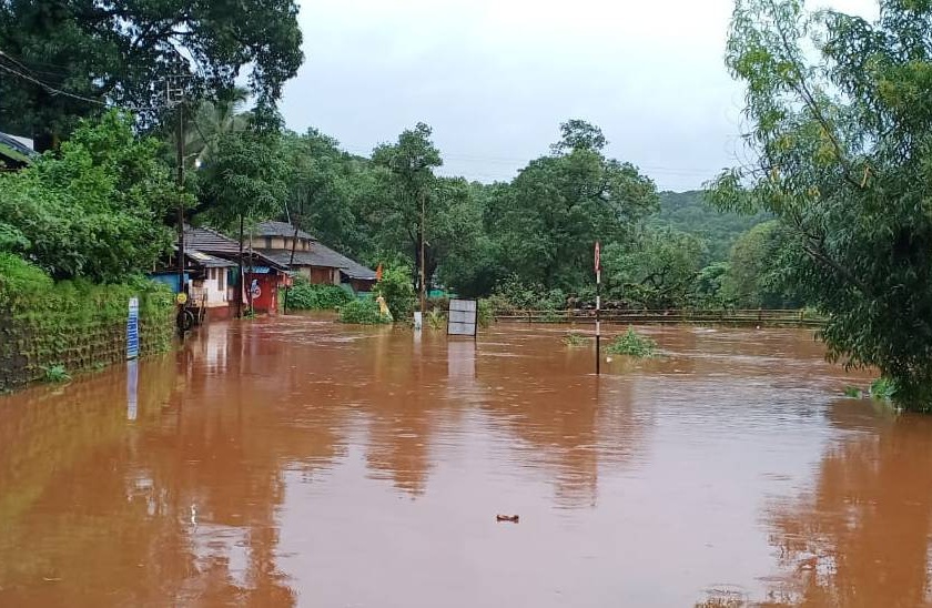 Floods persist in Chiplun, Khed, Rajapur; Mumbai Goa Highway traffic stop | चिपळूण, खेड, राजापूरमधील पूरस्थिती कायम; मुंबई - गोवा महामार्ग ठप्पच