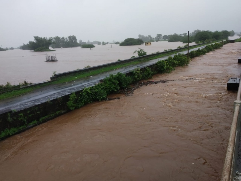 Heavy Rain in Kolhapur, Sangli; Stops Pune-Bangalore highway near kolhapur | कोल्हापूर, सातारा, सांगलीत पावसाचा धुमाकूळ; पुणे-बंगळुरु महामार्ग शिरोळनजीक केला बंद 