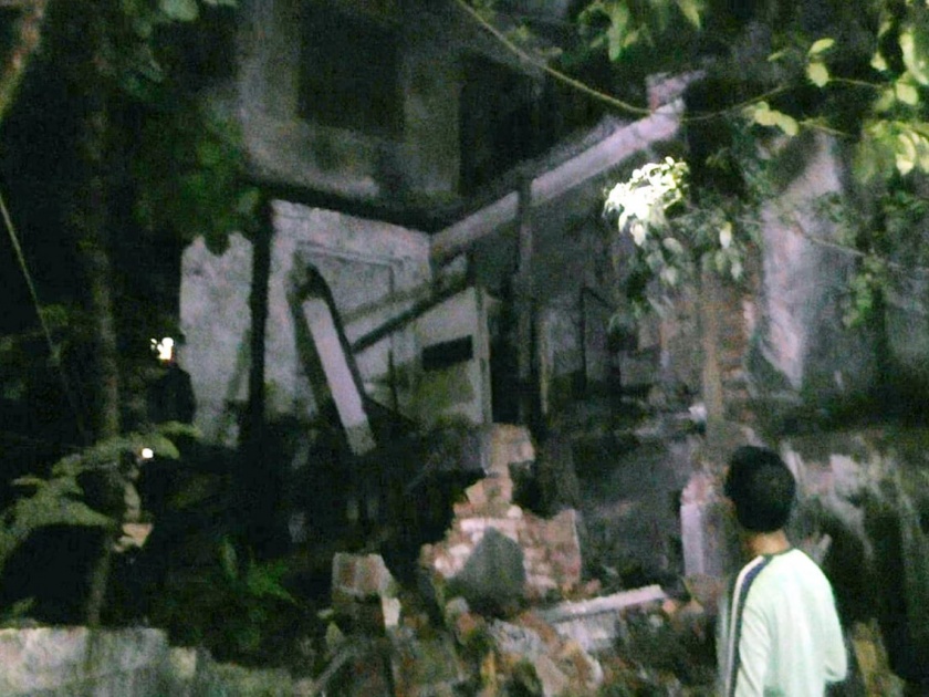 Part of the old province office building collapsed | जुन्या प्रांत कार्यालयाच्या इमारतीचा काही भाग कोसळला