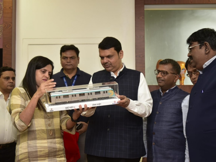 Chief Minister Devendra Fadanvis unveils a replica of the Metro-3 coaches | मेट्रो-३ मार्गिकेच्या मेट्रो डब्ब्यांच्या प्रतिकृतीचे मुख्यमंत्रांच्या हस्ते अनावरण