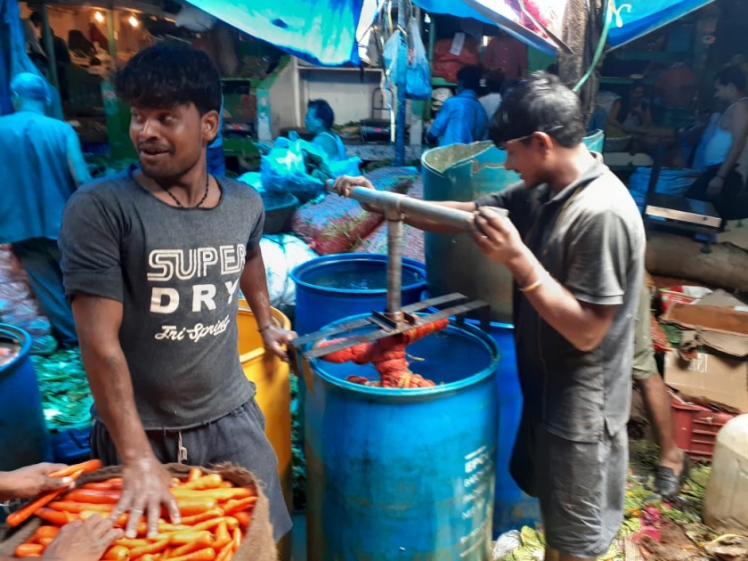 Now use the machine to wash carrots in Kranti Singh Nana Patil Mandai after BMC take Action | महापालिकेच्या कारवाईनंतर क्रांतिसिंह नाना पाटील मंडईत गाजर धुण्यासाठी आता यंत्राचा वापर