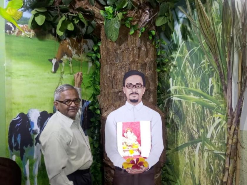 unique showcase of ganpati decoration by pune's kulkarni kaka | ''देह देवाचे मंदिर '' पुण्यातील कुलकर्णी काकांचा अनाेखा देखावा