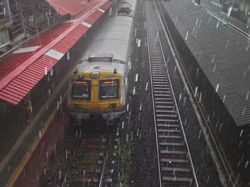 Mumbai Train Update Trains delayed after heavy rains lash Mumbai | Mumbai Train Update : मुंबईत पावसाची जोरदार बॅटींग; तिन्ही मार्गावरील वाहतूक उशिराने 