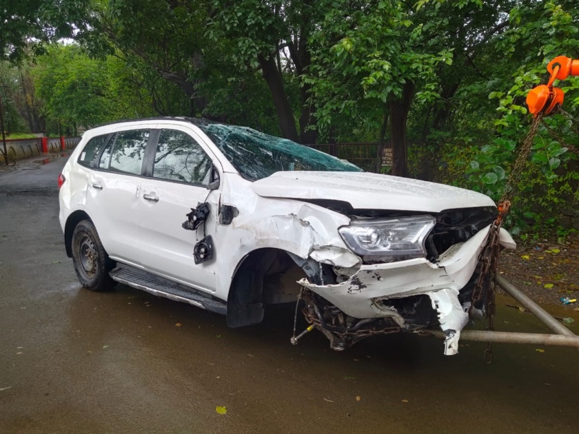 accident to car of dhananjay munde's covey | पुणे - मुंबई एक्सप्रेसवेवर धनंजय मुंडे यांच्या ताफ्यातील गाडीला अपघात