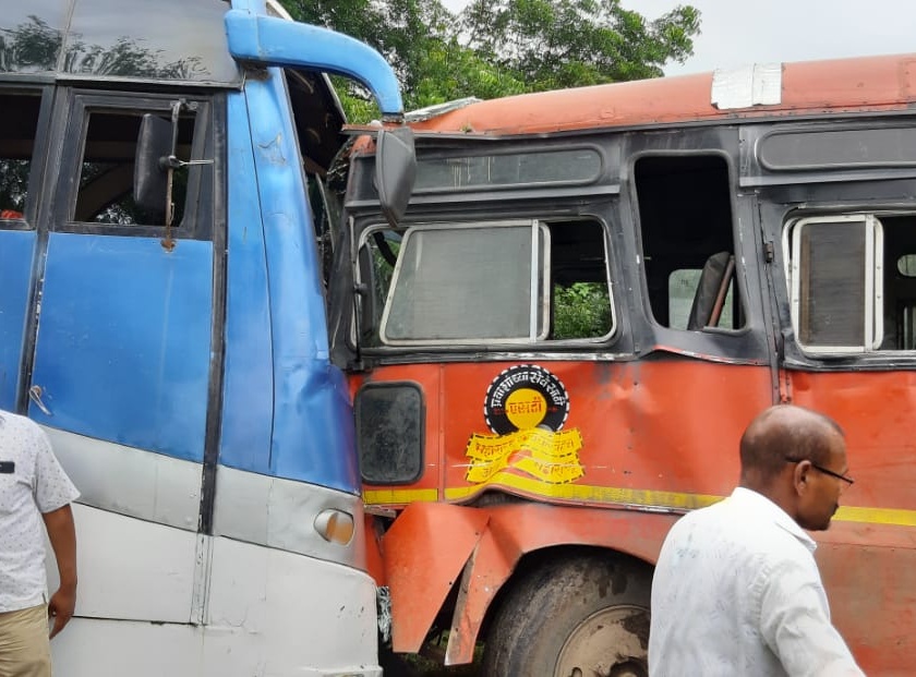 Two buses collide face-to-face near Mamurabad | ममुराबादजवळ दोन बससेची समोरासमोर धडक