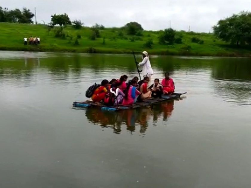 students cross the penganga river for education in yavatmal | विदर्भ-मराठवाड्यातील मुलांना शिक्षणासाठी करावा लागतो जीवघेणा प्रवास