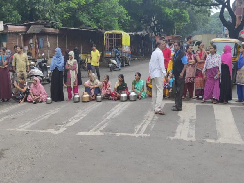 Due to the disruptive water supply, the women in Parvati Darshan protest in shivdarshan chowk | विस्कळीत पाणीपुरवठ्यामुळे पर्वती दर्शन येथील महिलांनी केले रास्ता राेकाे