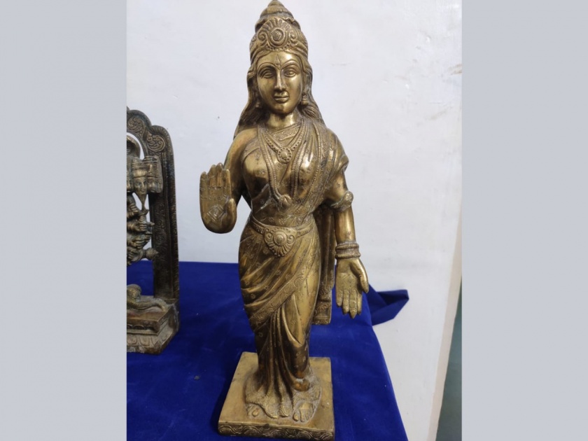 Five crore deal was bursted by police; detained trio for sale of antique idols | पाच कोटींचा सौदा पोलिसांनी उधळला; पुरातन मूर्ती विक्रीसाठी आलेल्या त्रिकुटास घेतले ताब्यात 