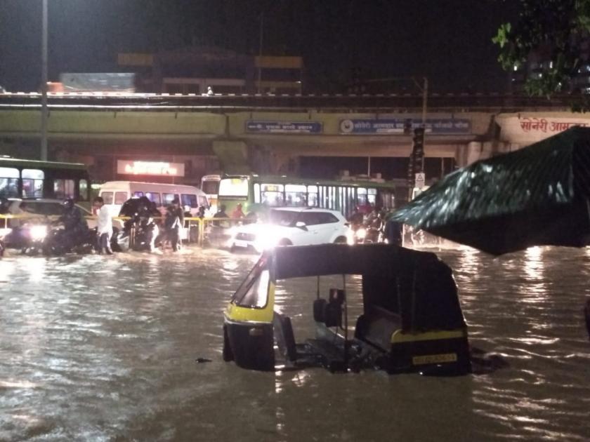 heavy rain in pune city ; roads chock with water | मुसळधार पावसाने उडवली पुणेकरांची झाेप ; शहरात सर्वत्र हाहाकार