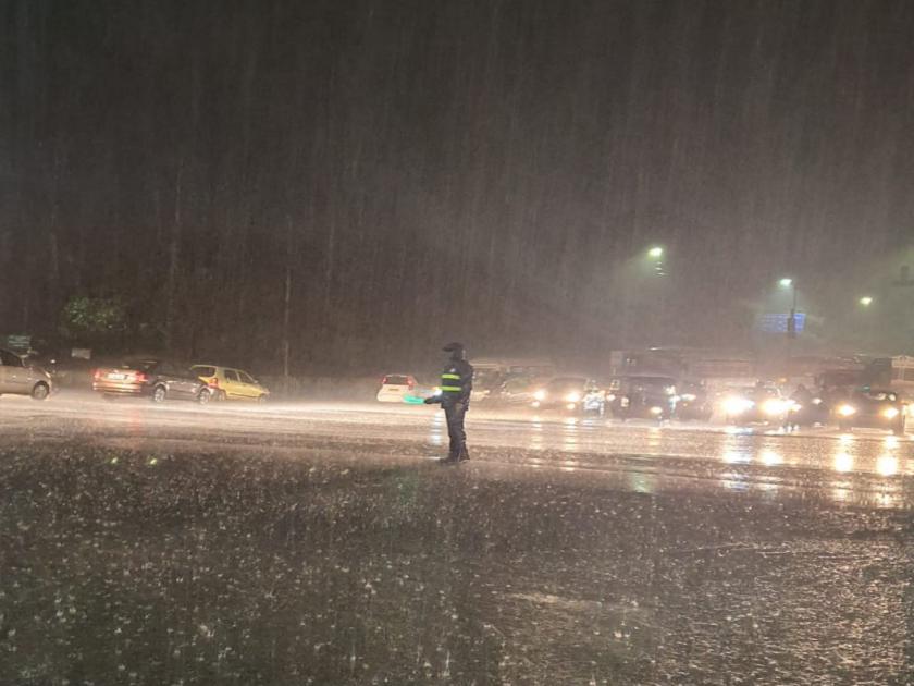 traffic police did his duty in stormy rain ; citizens appreciate him | तुफान पावसातही ट्रॅफिक पाेलिसाने बजावली कामगिरी ; नागरिकांनी केले काैतुक
