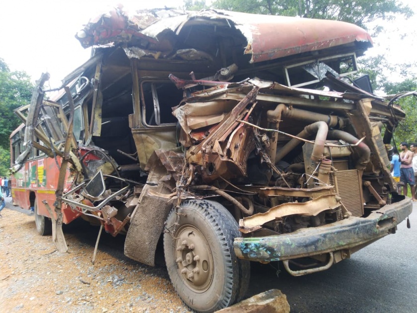 accident bus and minidore, has left eight injured | बस-मिनीडोअरची धडक, आठ जण जखमी