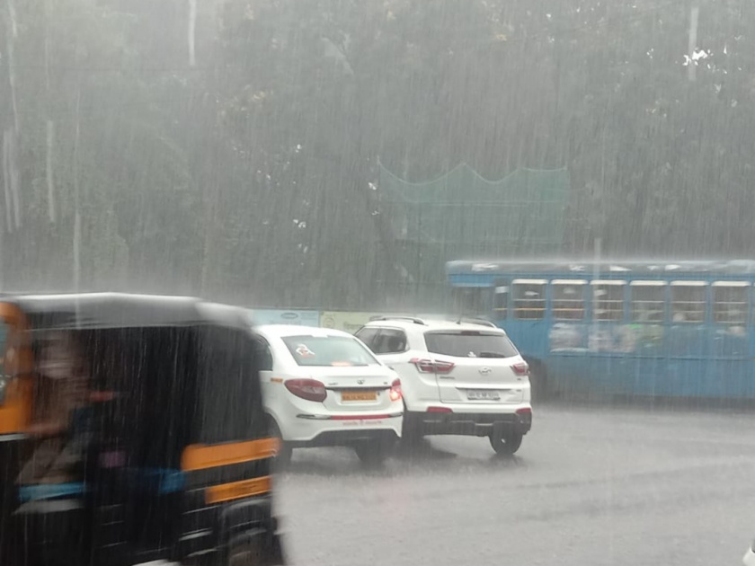heavy rains In Pune ; roads were flooded | पुण्यात मुसळधार पावसाची हजेरी ; रस्ते झाले जलमय