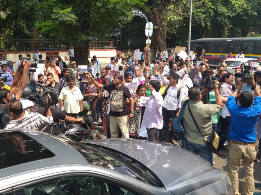  PMC Bank is thieves! RBI is thieves! Protesters announce outside court | Video : पीएमसी बँक चोर है! आरबीआय चोर है!, आंदोलनकर्त्यांनी कोर्टाबाहेर दिल्या घोषणा 