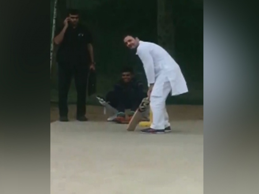after the emergency landing of the helicopter rahul gandhi became the batsman in the cricket ground | Video - ...अन् राहुल गांधींनी लुटला मुलांसोबत क्रिकेट खेळण्याचा आनंद