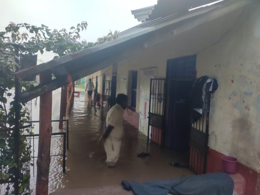 Maharashtra Voting 2019: heavy rain Solapur; Polling Station in flooded water | Solapur Election 2019 : सोलापुरात संततधार; मतदारांची मतदान केंद्राकडे पाठ