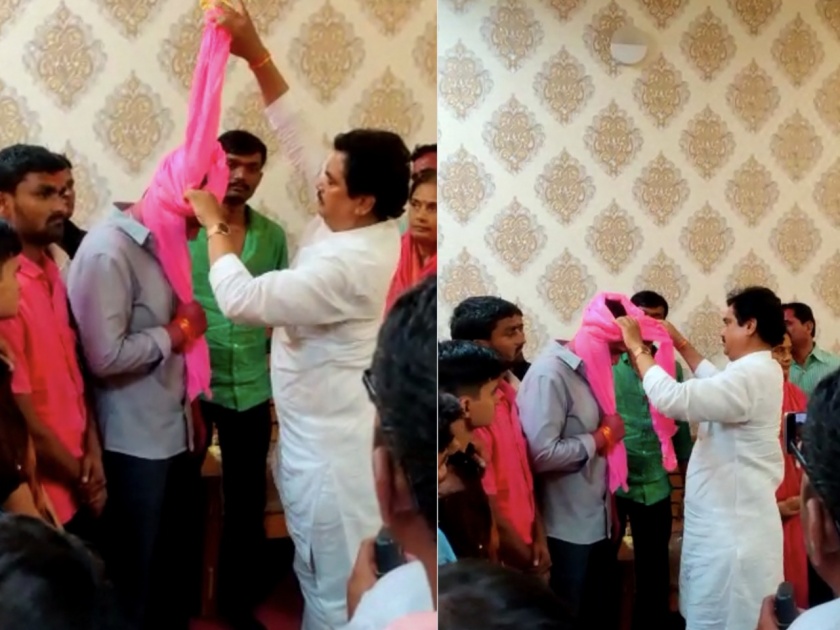 Maharashtra Election 2019: After winning, Rohit Pawar meets Ram Shinde with family | महाराष्ट्र निवडणूक 2019: महाराष्ट्र का दिल देखो! पराभूत झालेल्या राम शिंदेंनी बांधला रोहित पवारांना फेटा