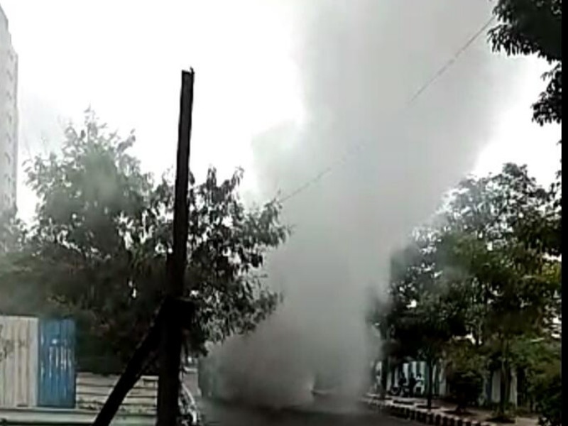 Lot of smoke from the running PMPML bus in Hinjewadi | हिंजवडीमध्ये धावत्या 'पीएमपीएमएल' बसमधून धुराचे लोट 