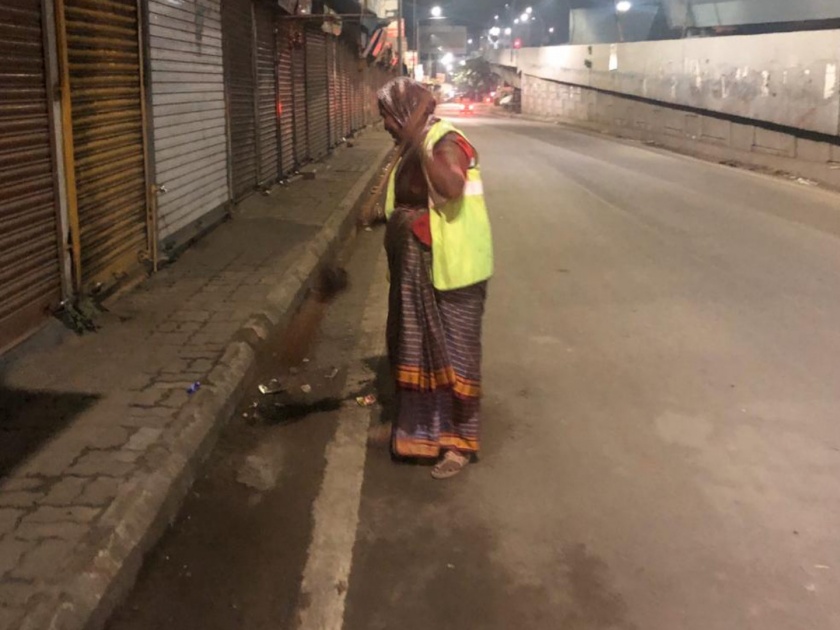she was cleaning road early morning ; deputy commissioner salute to her wark | भल्या पहाटे त्या करत हाेत्या रस्त्याची सफाई ; उपायुक्तांनी केला सॅल्युट