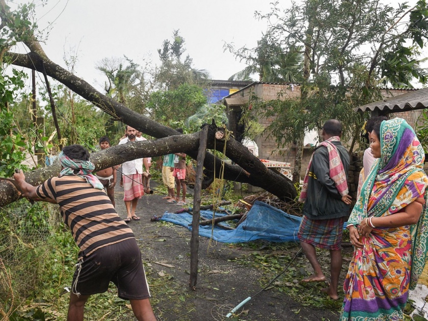 Cyclone Bulbul Bengal's losses could reach Rs 19,000 crore | Cyclone Bulbul : पश्चिम बंगालमध्ये 'बुलबुल' चक्रीवादळाने तब्बल 19,000 कोटींचं नुकसान
